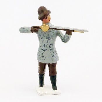 explorateur avec bonnet de fourrure, fusil en joue