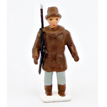 explorateur avec bonnet en fourrure, fusil en bandoulière