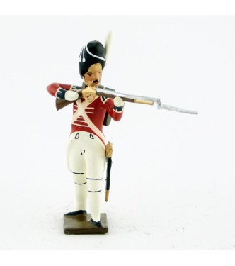 fantassin du 1er rgt de grenadiers anglais debout, fusil en joue