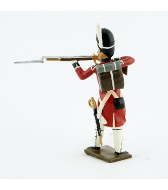 fantassin du 1er rgt de grenadiers anglais debout, fusil en joue