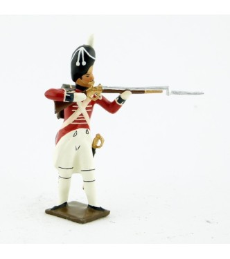 fantassin du 1er rgt de grenadiers anglais debout, fusil en joue