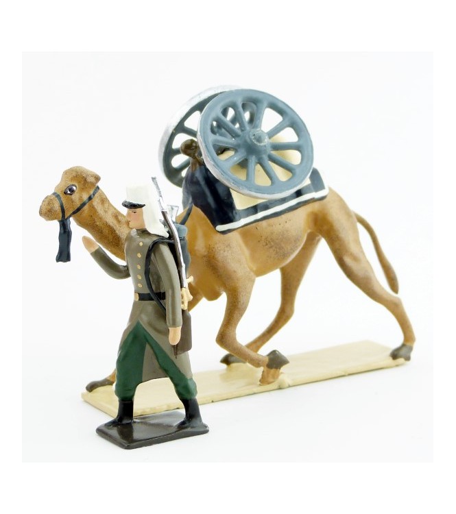 légionnaire en capote tirant un dromadaire avec roues de canon