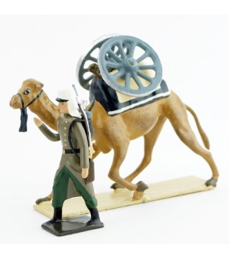légionnaire en capote tirant un dromadaire avec roues de canon