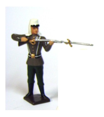 fantassin de la légion étrangère au feu, fusil en joue