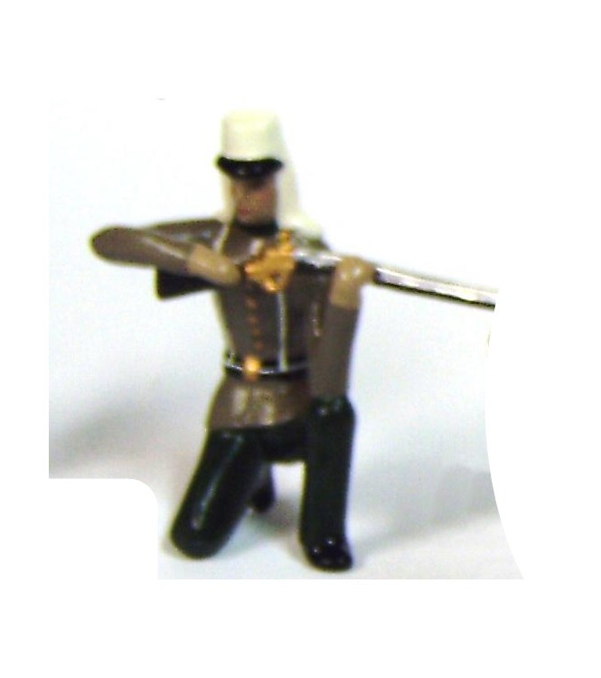 fantassin de la légion étrangère à genou, fusil en joue