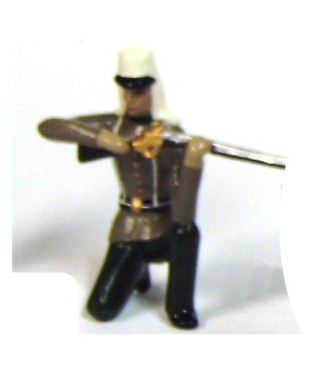 fantassin de la légion étrangère à genou, fusil en joue