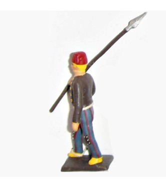 révolutionnaire, gilet marron, lance sur l'épaule