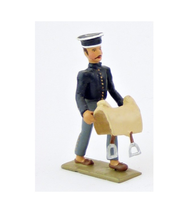 palefrenier portant selle