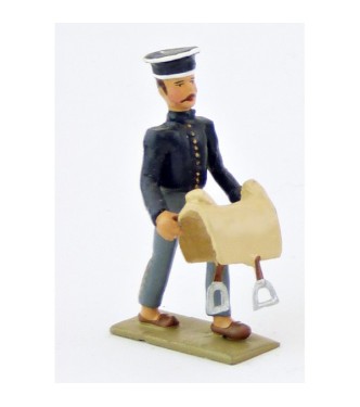 palefrenier portant selle