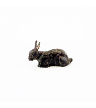Lapin couché, marron foncé