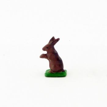 Petit lapin debout sur pattes arrière, marron (alezan)