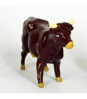 Vache marron, debout