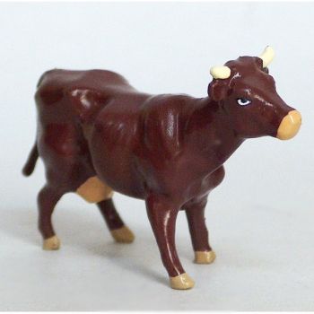 Vache marron, debout