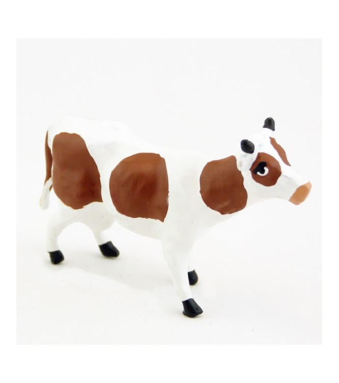 Vache blanche et marron, debout