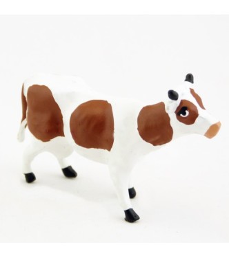 Vache blanche et marron, debout