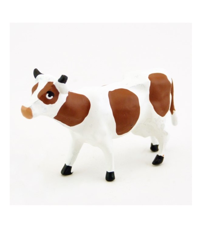 Vache blanche et marron, debout