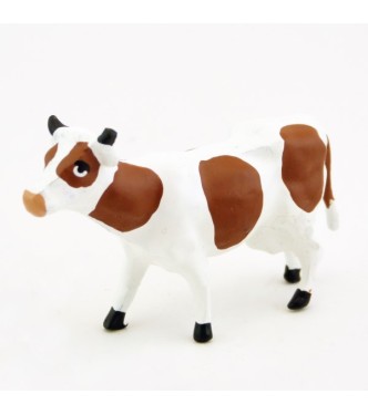 Vache blanche et marron, debout