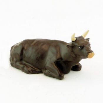 Vache marron couchée