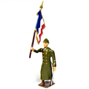 drapeau de l'infanterie de ligne en capote kaki à l'assaut
