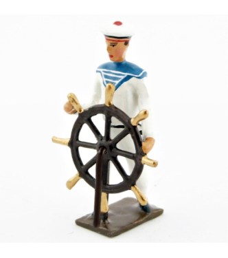 marin tenant la roue de gouvernail