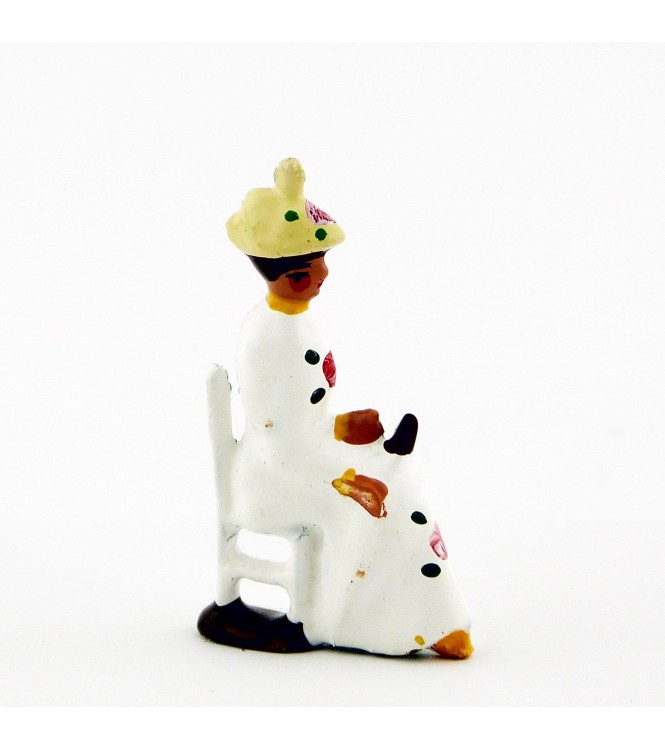 Femme assise en Blanc jaune crème