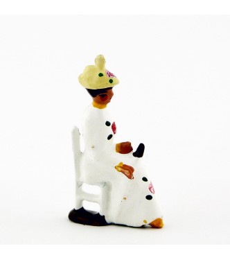 Femme assise en Blanc jaune crème