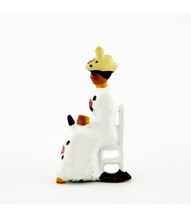 Femme assise en Blanc jaune crème