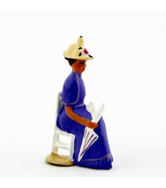 Femme assise en Violet foncé crème