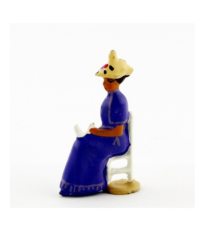 Femme assise en Violet foncé crème