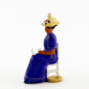 Femme assise en Violet foncé crème