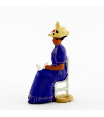 Femme assise en Violet foncé crème