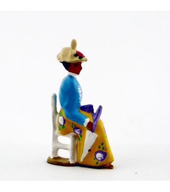Femme assise en Bleu clair jaune