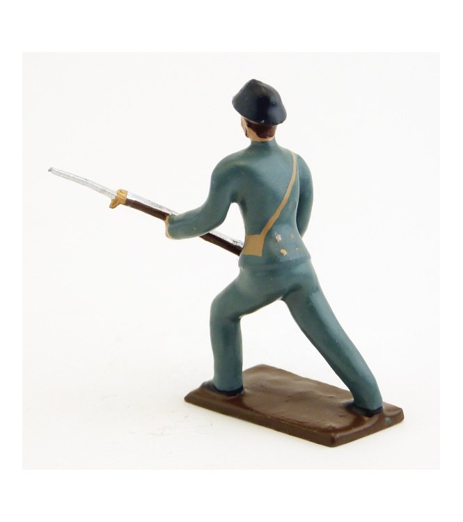 fantassin de l'infanterie de ligne en tunique B.H. avançant, fusil dans les ma