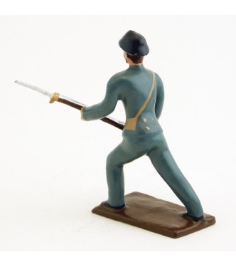 fantassin de l'infanterie de ligne en tunique B.H. avançant, fusil dans les ma