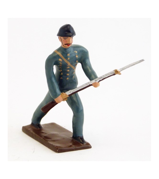 fantassin de l'infanterie de ligne en tunique B.H. avançant, fusil dans les ma