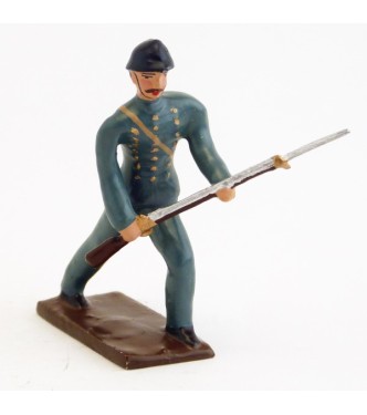 fantassin de l'infanterie de ligne en tunique B.H. avançant, fusil dans les ma