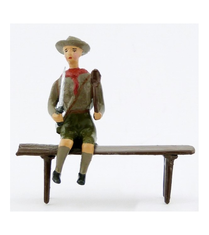scouts assis sur un banc avec couverts