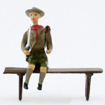 scouts assis sur un banc avec couverts