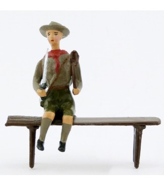 scouts assis sur un banc avec couverts
