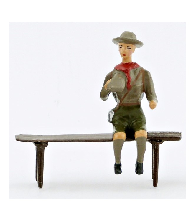 scout assis sur un banc avec gourde