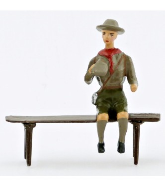 scout assis sur un banc avec gourde