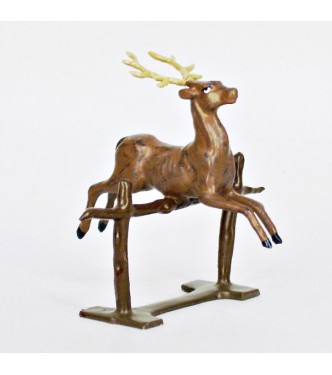 Cerf sautant une barrière
