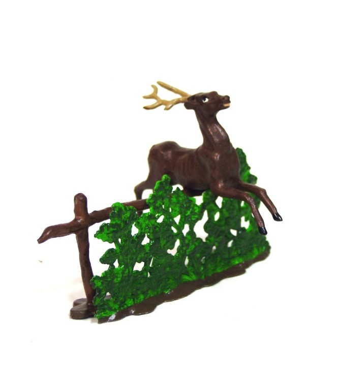Cerf sautant une haie