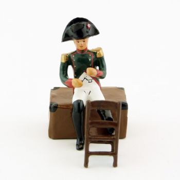 Napoléon assis sur un coffre, pied posé sur une chaise