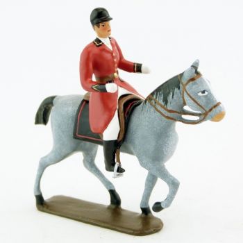 cavalier, redingote rouge, mains nues sur cheval au pas gris