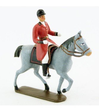 cavalier, redingote rouge, mains nues sur cheval au pas gris