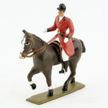 cavalier, redingote rouge, mains nues sur cheval au pas marron (bai)