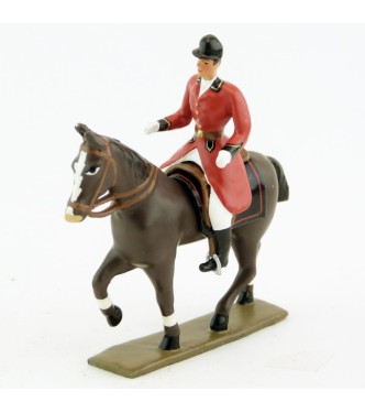 cavalier, redingote rouge, mains nues sur cheval au pas marron (bai)