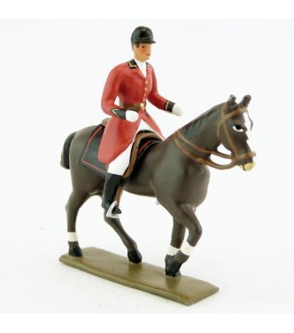 cavalier, redingote rouge, mains nues sur cheval au pas marron (bai)