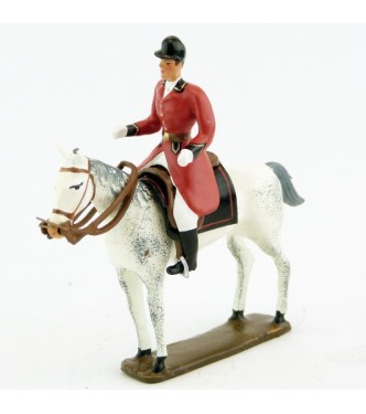 cavalier, redingote rouge, dague à la ceinture sur cheval blanc debout